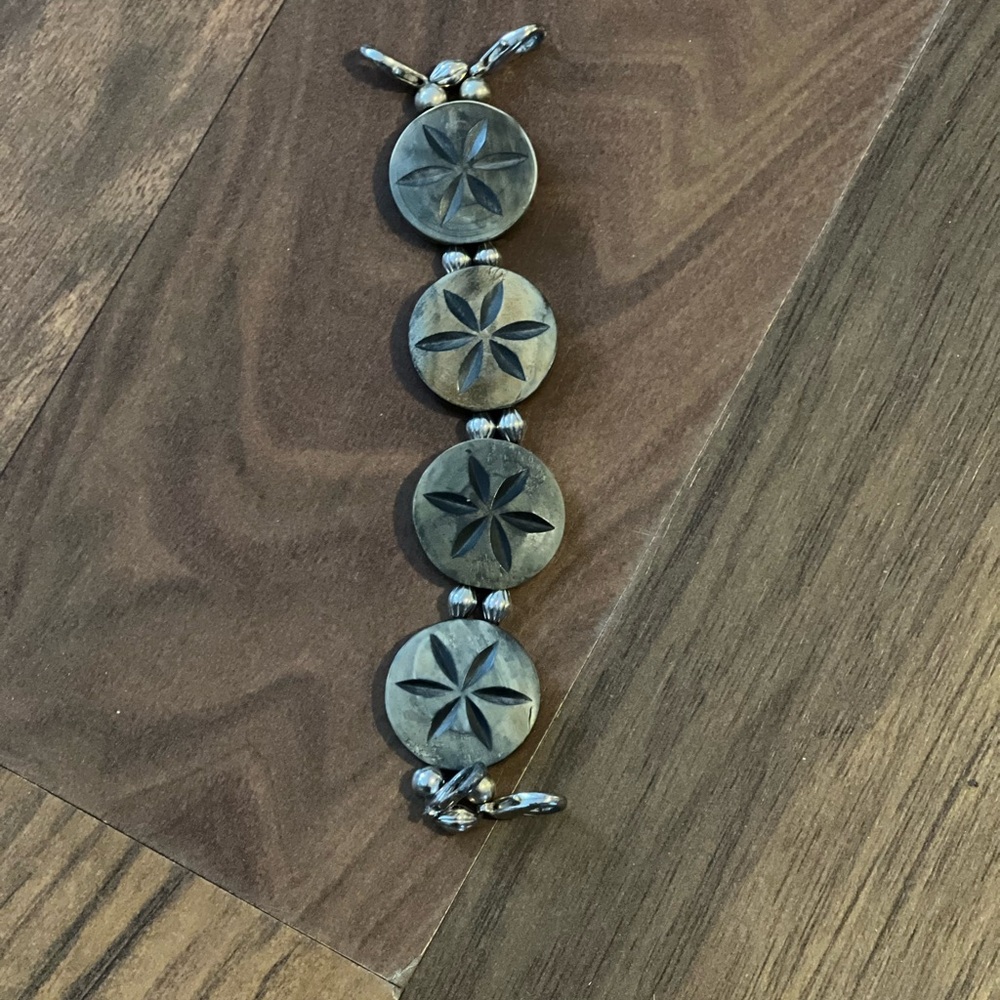 Elegant Star Pattern Bracelet